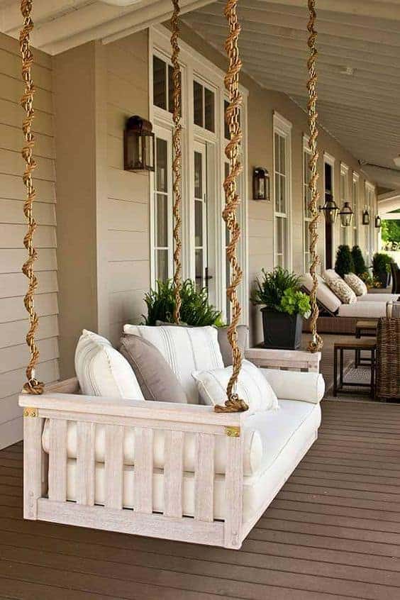 Beautiful hanging swinging porch bed. Love the rope design! Beautiful hanging swinging porch bed. Love the rope design!