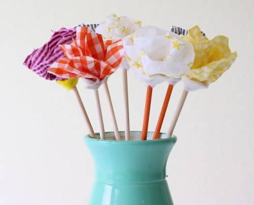 How to Make Fabric Flowers – 7 Easy No Sew Tutorials featured on Living Locurto