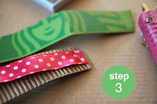 Fun ideas on how to repurpose a Starbucks coffee cup sleeve into a bracelet. Easy kid craft activity!! livinglocurto.com