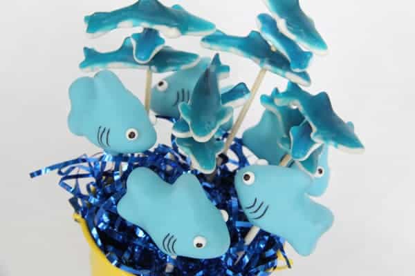 Shark cake pops. These creative Summer Cake Pops are perfect birthday or pool party desserts. From beach balls and sharks to lady bugs and crabs, enjoy these cute fun food ideas for cake pops! Shark cake pops. These creative Summer Cake Pops are perfect birthday or pool party desserts. From beach balls and sharks to lady bugs and crabs, enjoy these cute fun food ideas for cake pops!