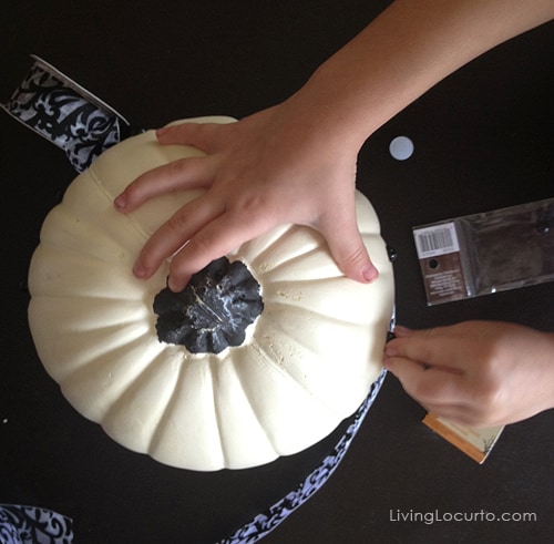 Easy Halloween Craft Pumpkin with Black and White Damask Ribbon by LivingLocurto.com