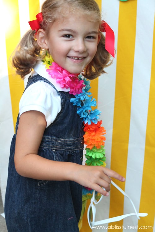 1st Day of School Photo Ideas. Free Printable Signs & Photo Booth by A Blissful Nest via LivingLocurto.com