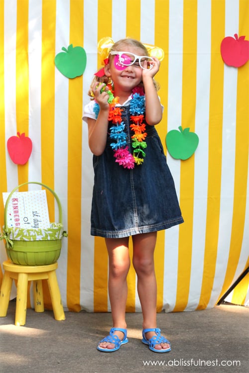 1st Day of School Photo Ideas. Free Printable Signs & Photo Booth by A Blissful Nest via LivingLocurto.com