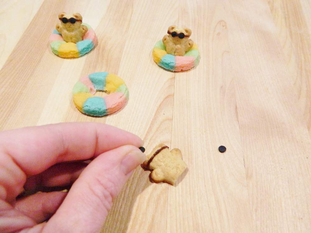 Easy Rainbow Life Preserver Cookies. Cute Mini Pool Floats with Teddy Grahams! Summer Pool Party Ideas. LivingLocurto.com Easy Rainbow Life Preserver Cookies. Cute Mini Pool Floats with Teddy Grahams! Summer Pool Party Ideas. LivingLocurto.com