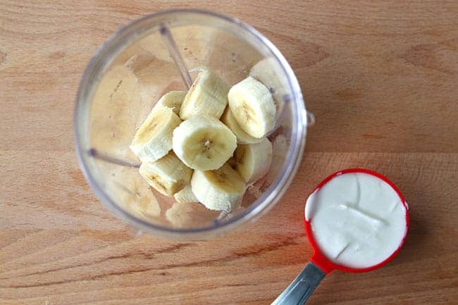 A Minions Banana Smoothie is a healthy treat for kids! Fun food snack recipe for a Minions themed birthday party, quick breakfast or after school snack. Easy Mason Jar craft. LivingLocurto.com A Minions Banana Smoothie is a healthy treat for kids! Fun food snack recipe for a Minions themed birthday party, quick breakfast or after school snack. Easy Mason Jar craft. LivingLocurto.com