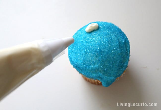 Recipe, directions and free printable monkey to prepare adorable Curious George Balloon Cupcakes. Kids birthday cake idea. Fun Food school class party. LivingLocurto.com