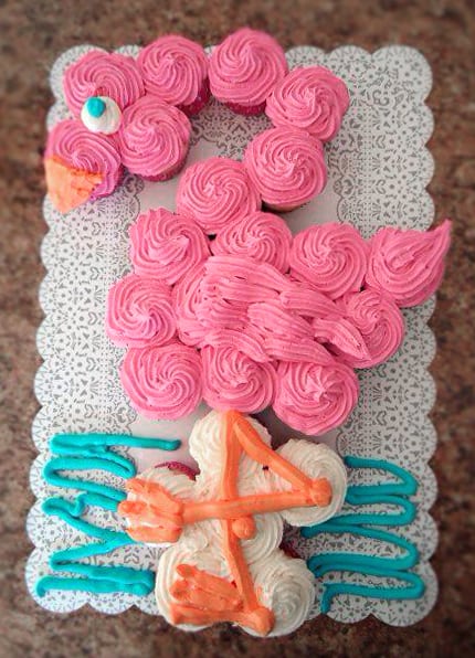 凯蒂猫。最好的生日拉开蛋糕蛋糕。生日聚会庆祝活动的简单创意蛋糕灵感。