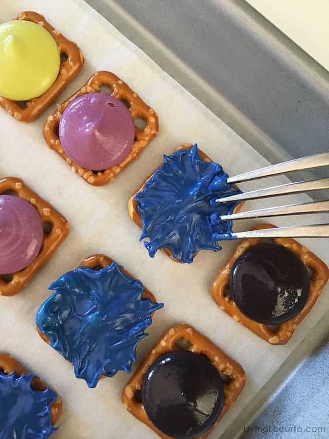 Monster Bites Chocolate Candy Pretzels with Free Printable Tags for party favors. Easy no-bake recipe for Halloween or a Monster themed birthday party. Monster Bites! Monster Candy Pretzels with FREE Printable Party Favors. No-bake chocolate covered pretzel treats for Halloween or a Monster birthday party.