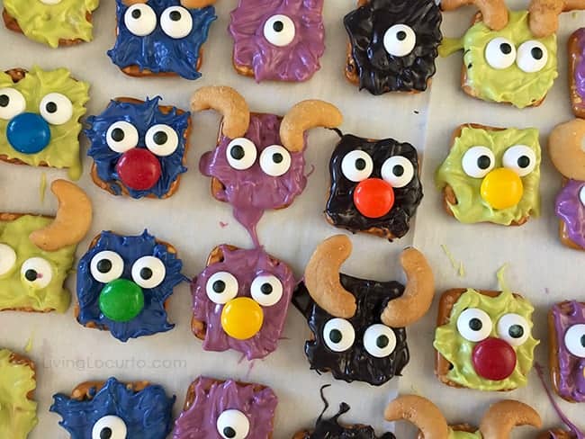 Monster Bites! Monster Candy Pretzels with FREE Printable Party Favors. No-bake chocolate covered pretzel treats for Halloween or a Monster birthday party. Monster Bites! Monster Candy Pretzels with FREE Printable Party Favors. No-bake chocolate covered pretzel treats for Halloween or a Monster birthday party.