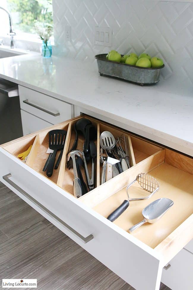 The best Kitchen Cabinet Organization Ideas! This Modern Farmhouse White Kitchen is full of clever ways to organize cabinets. Home organizing inspiration.