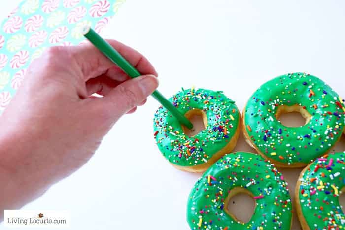 How to make a Christmas Tree Donut Wall - Step 4. Easy Christmas Party Food Craft by Living Locurto How to make a Christmas Tree Donut Wall - Step 4. Easy Christmas Party Food Craft by Living Locurto