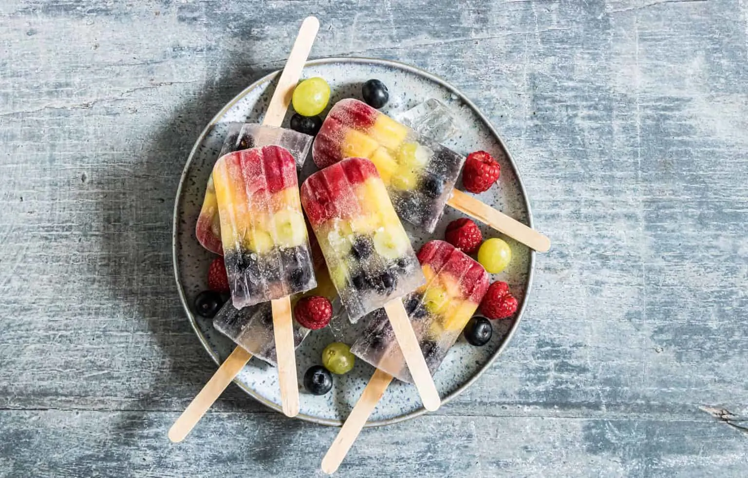 17 Easy Rainbow Desserts 16 Easy Rainbow Dessert rainbow-popsicle