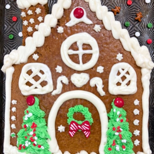 The cutest Gingerbread House Cake