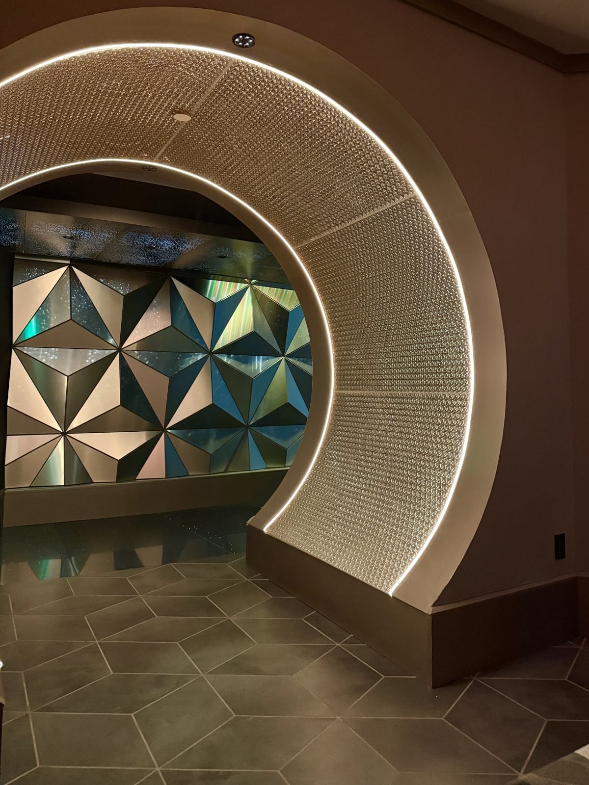 GEO-82&nbsp;Restaurant Review Disney World EPCOT Entry